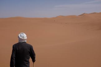 Man in de Sahara woestijn, Marokko